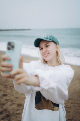 Emma, 25