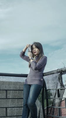 Laura, 24
