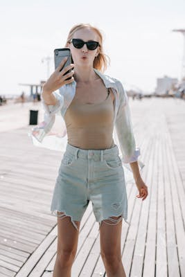 Emma, 25